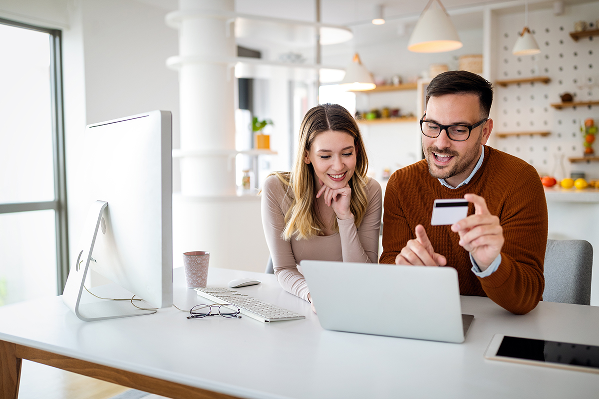 couple shopping online